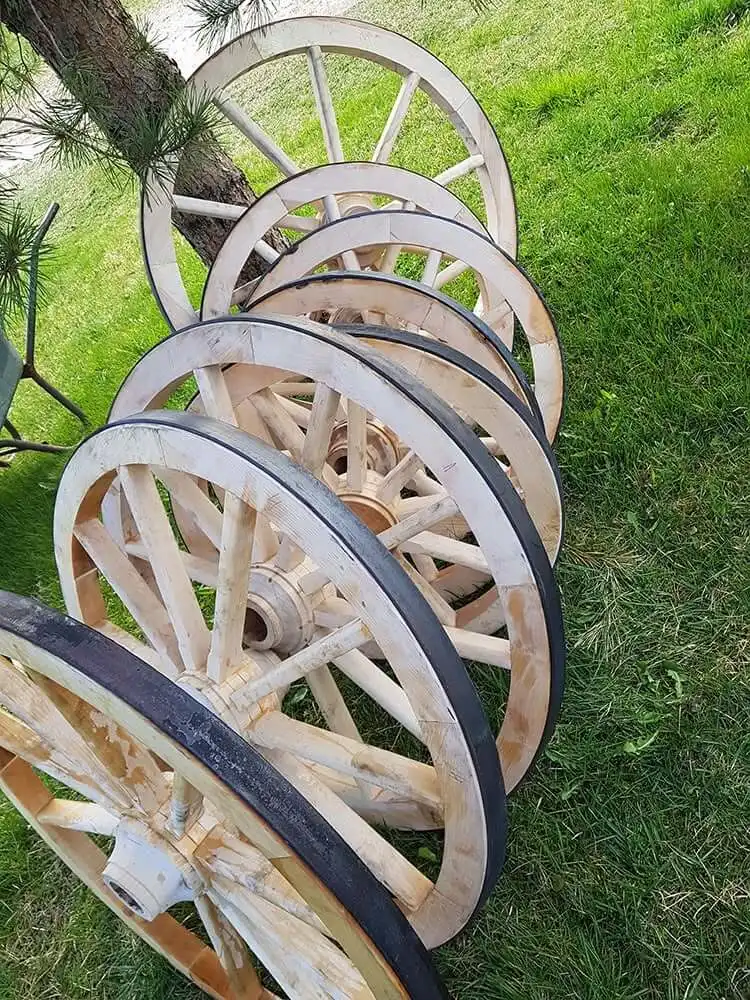Kant-en-klare houten wagenwielen met metalen hoepels
