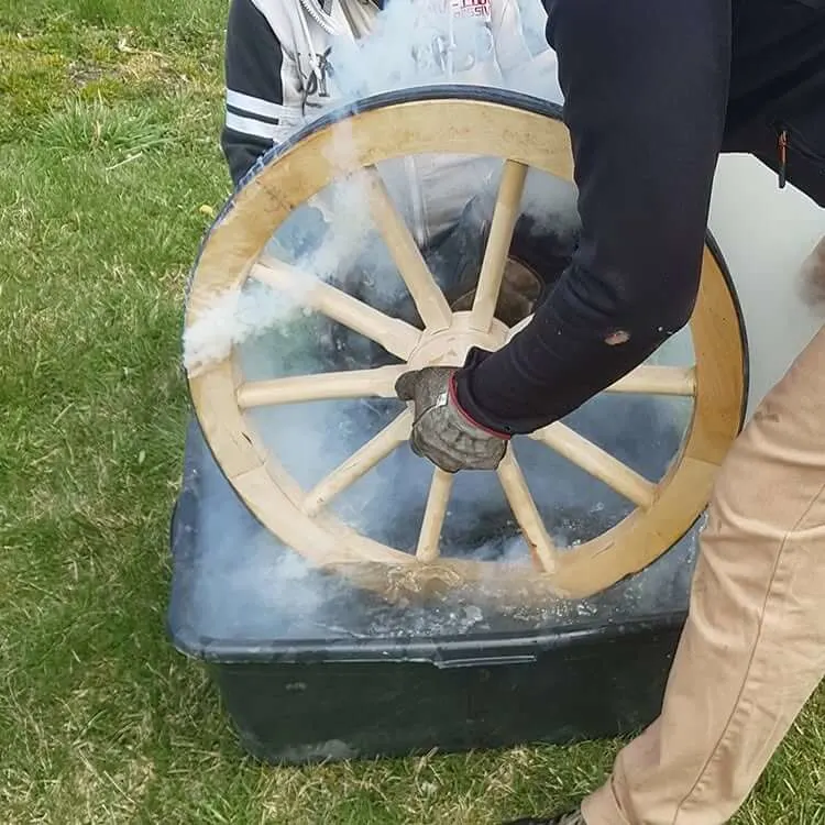 Wagenwielband afkoelen in een waterbak