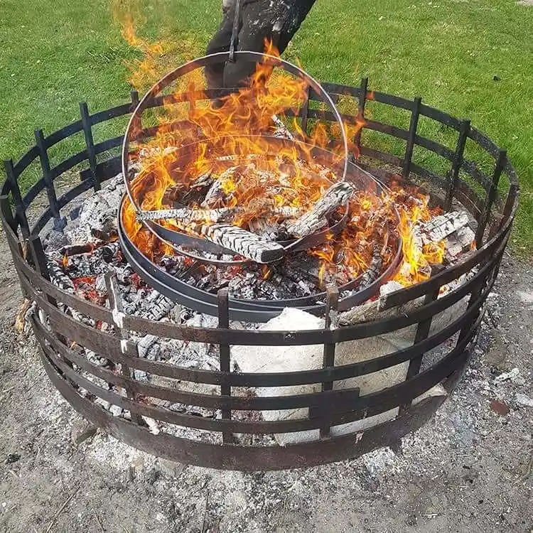 Wagenwielband verhitten in een vuurplaats (1)